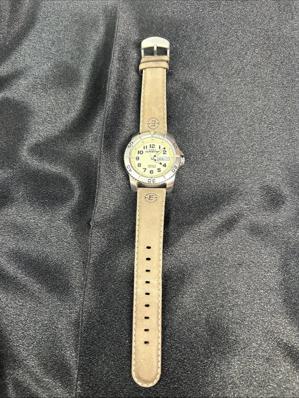 Timex Expedition Men's Traditional watch with a cream dial leather strap